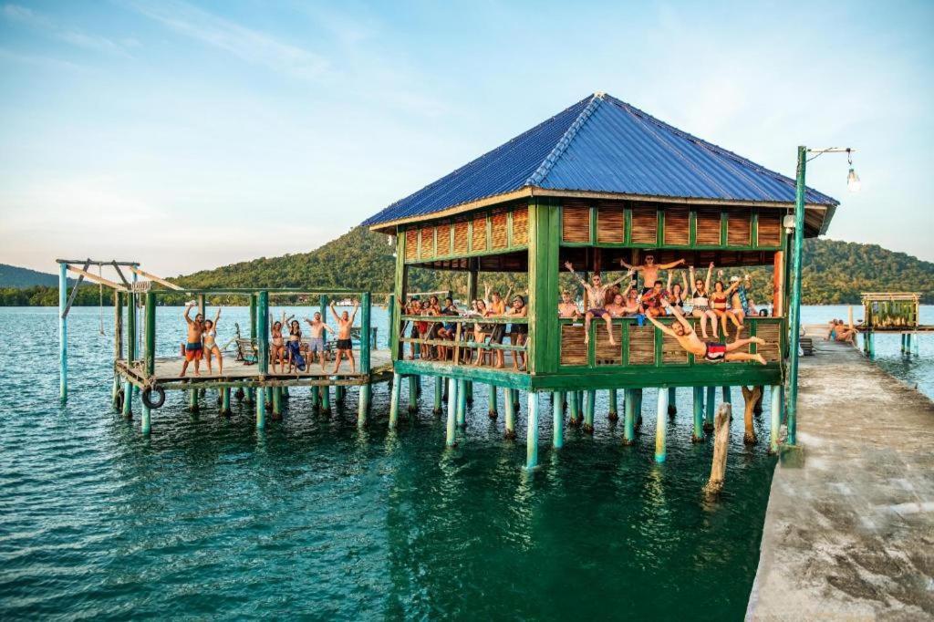 Хостел Mad Monkey Koh Rong Samloem Ронгсанлем Экстерьер фото